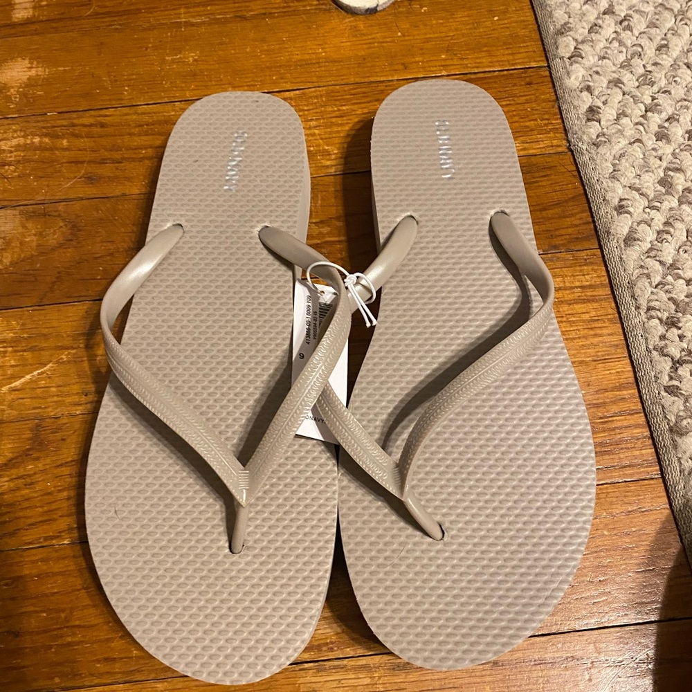Old navy flip flops size 9